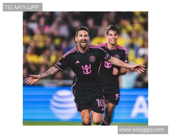 足球场上的颜值担当：盘点那些既帅气又技艺超群的足球巨星