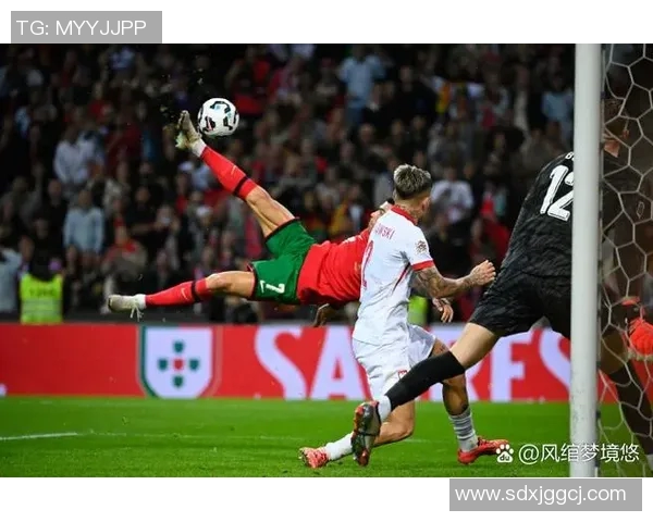 足球巨星穆勒闪耀绿茵场再现经典瞬间点燃无数球迷热情